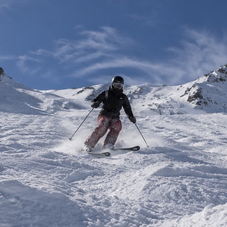 Skifahrer bei der Abfahrt auf der Buckelpiste