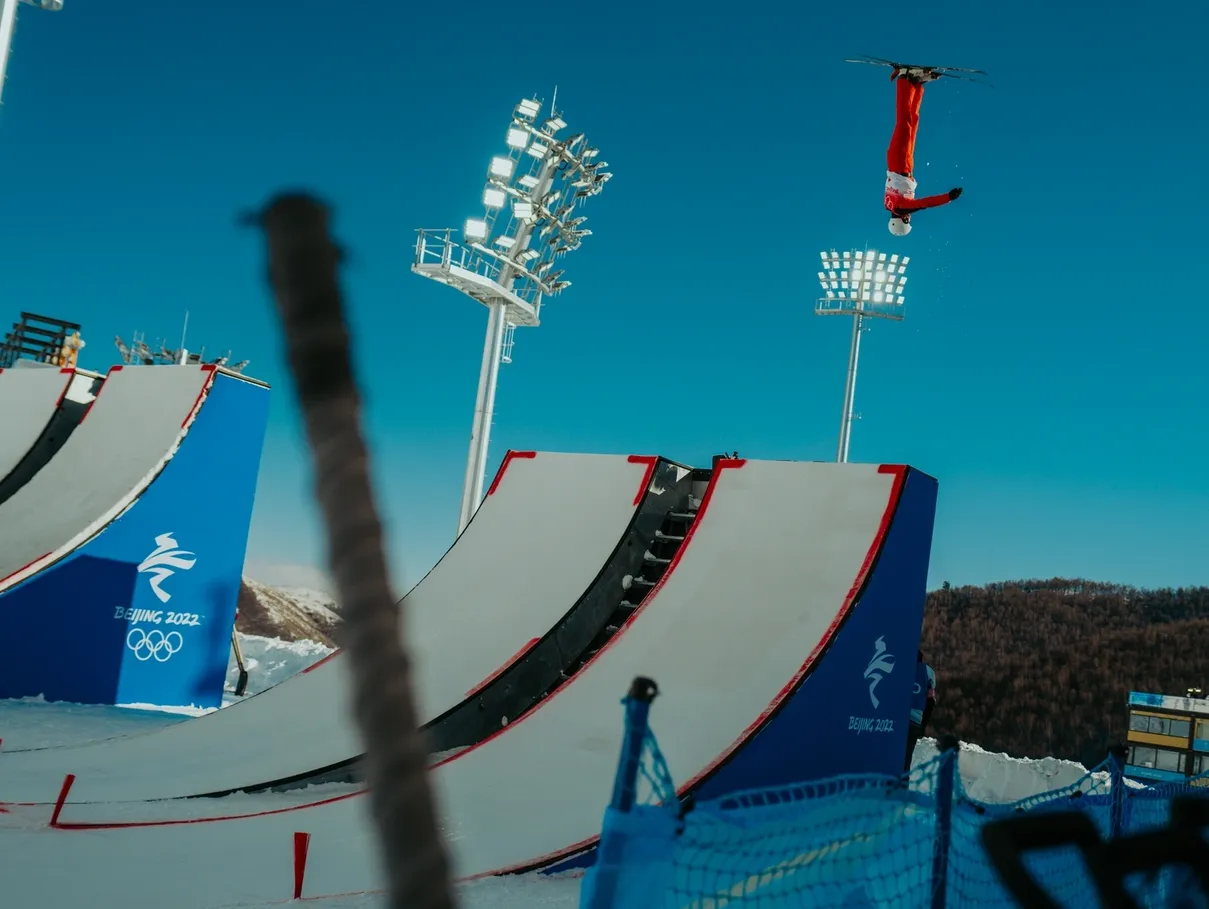 Emma Weiß bei einem Aerials-Sprung