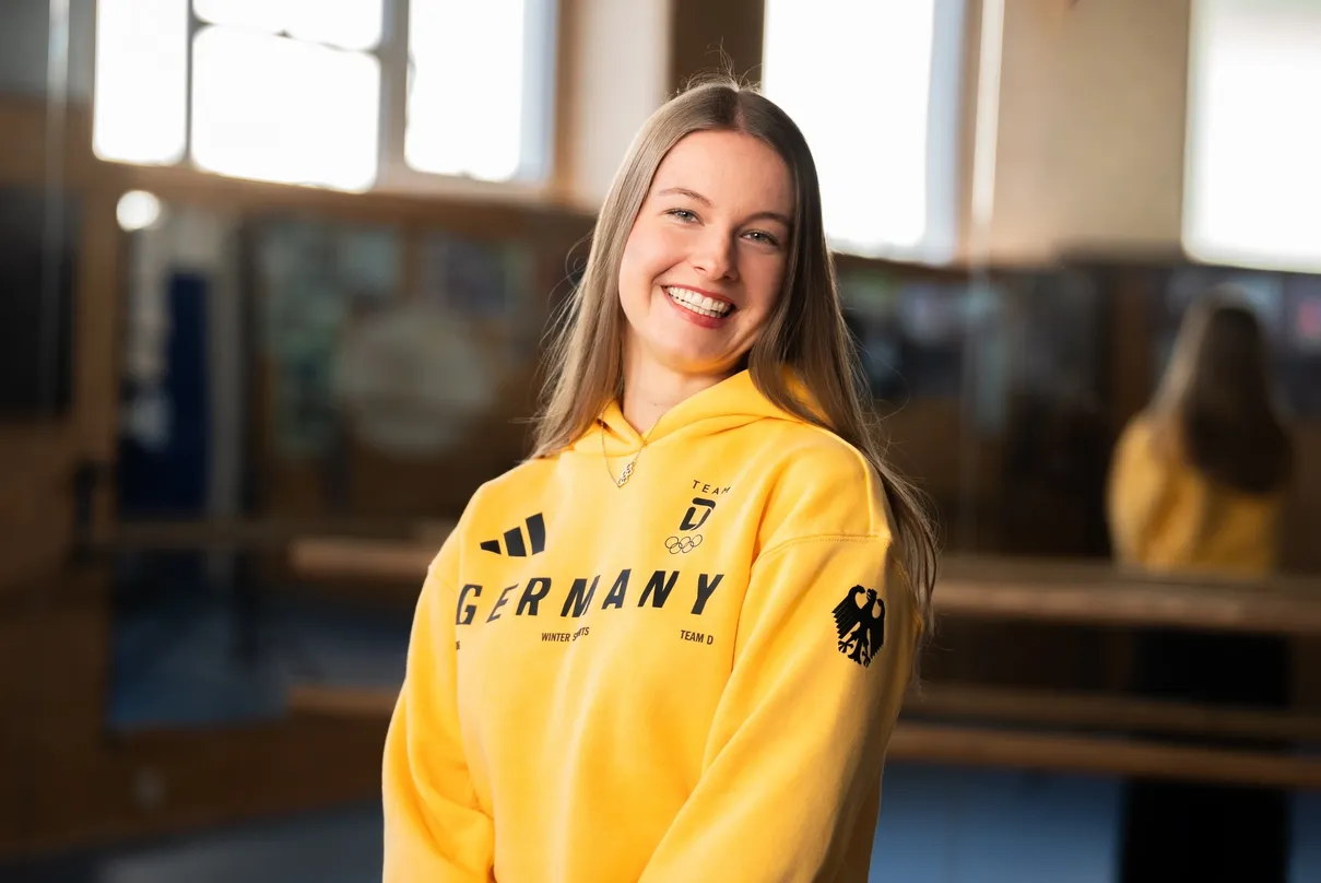 Porträt von Emma Weiß im Team-Germany-Hoodie